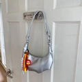 Bolso medialuna plateado con borlas coloridas y detalle de correa anudada - Plata (Con Colgante)