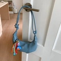 Bolso bandolera azul claro en forma de luna con letras blancas y colgante de borlas - Azul con Colgante