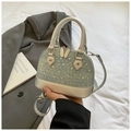 Détail du mini sac coquille en denim et cuir argenté avec des ornements en strass brillants - Argenté