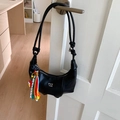 Bolso bandolera negro de media luna con borla de cuerda colorida en un pomo de puerta blanco - Negro con colgante
