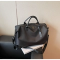 Gros plan du sac de voyage noir imperméable avec poignées et détails de fermeture éclair - Noir
