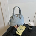 Mini handtas van lichtblauwe denim met glanzende strassteentjes en bovenste handvat - Blauw