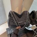 Borsa a spalla in denim grigio scuro con trama vintage lavata e catena in argento - Nero