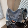 Borsa a spalla in denim azzurro con tracolla a catena argento e lavaggio stile - Azzurro