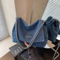 Borsa a spalla in denim blu alla moda con tracolla a catena e dettaglio in metallo - Blu scuro