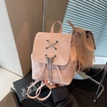 Zaino casual da donna con trama marmo rosa, fibbia a farfalla e ciondoli con perle - Rosa