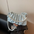 Borsa a nuvola plissettata azzurra lucida con elegante manico di perle decorative - Blu