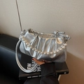 Borsa a mano nuvola a pieghe argento con manico di perle e pelle metallizzata - Argento