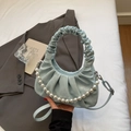 Borsa a nuvola pieghettata azzurra con catena di perle e tracolla sottile in ecopelle - Blu