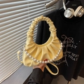 Borsa a nuvola plissettata giallo tenue con elegante catena di perle e tracolla rimovibile - Giallo
