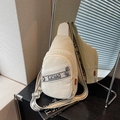 Sac bandoulière beige chic avec sangle large à motifs et étiquette orange élégante - Blanc Cassé