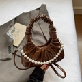 Borsa a nuvola increspata marrone scuro con catena di perle e tracolla rimovibile - Caffè