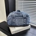 Bolso boston retro de mezclilla lavada azul oscuro con asas dobles y bolsillo frontal - Azul negro
