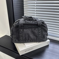 Bolso de mano en denim lavado gris oscuro con silueta curva y costuras en contraste - Negro