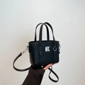 Schwarze Mini-Tragetasche aus Saffiano-Leder mit silbernen Beschlägen und abnehmbarem Gurt - Schwarz
