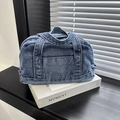 Bolso chic de mezclilla azul lavado con asas dobles y detalle de bolsillo horizontal - Azul
