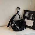 Detalle de bolso bandolera plisado negro con colgante de mariposa y cremallera metálica - Negro