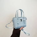 Mini-Handtasche in Hellblau mit Saffiano-Struktur und silberner Sanduhr-Zierde - Blau