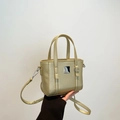 Borsa tote color oro champagne texture litchi con fibbia metallica e tracolla rimovibile - Oro
