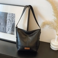 Bolso cubo vintage negro clásico con textura de cuero fino y diseño minimalista - Negro