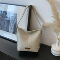 Bolso saco minimalista beige de piel sintética suave con parche de logo marrón - Gris Leche