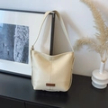Bolso tipo cubo beige minimalista con parche de cuero marrón y correa ajustable al hombro - Blanco Roto