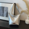 Bolso tipo cubo plateado metalizado con correa ancha y parche de logo marrón - Plateado