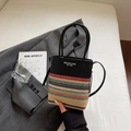 Bolso cubo minimalista de cuero negro con base de rayas tejidas en varios colores - Negro