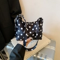 Schicke schwarz-weiße Polka-Dot-Hobo-Tasche mit Satin-Finish auf Silberkoffer - Schwarz ohne Anhänger