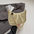 Bolso de hombro plisado amarillo claro con colgante de corazón y cuero mate - Amarillo