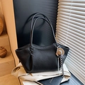 Grand sac cabas en cuir noir texturé avec petit pendentif en forme de chapeau - Avec Pendentif / Noir