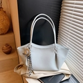 Sac fourre-tout bleu glacier en cuir grainé avec breloque chapeau et bandoulière - Avec Pendentif / Bleu