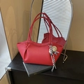 Sac cabas rouge texturé litchi avec côtés plissés et pendentif chapeau d'été chic - Avec Pendentif / Rouge