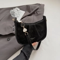 Sac demi-lune noir minimaliste avec chaîne en cœur et logo en cuir tendance - Noir