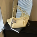 Sac fourre-tout en similicuir jaune pâle avec coutures en croix et breloque - Avec Pendentif / Jaune