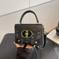 Bolso bandolera negro con asa de metal dorado y estampado de oso en cuero de calidad - Negro