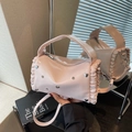 Borsa tote rosa a balze con ciondolo a cuore e finitura in pelle sintetica lucida - Rosa