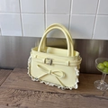 Bolso tipo cubo de cuero PU amarillo pálido con encaje blanco y lazo dulce - Amarillo