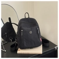 Gros plan du sac à dos en nylon noir avec doubles zips et détails du logo stylé - Noir