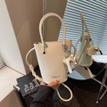 Elegante borsa a secchiello bianca con trama litchi e sottile tracolla in doppia vista - Bianco Sporco