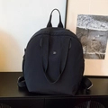 Minimalistischer schwarzer wasserdichter Nylon-Rucksack mit Metall-Logo und Seitentasche - Schwarz