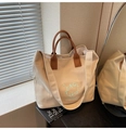 Détail du sac cabas en toile avec poignées en cuir marron et broderie ENGL TAVNI - Khaki Clair