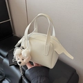 Schicke cremeweiße Handtasche aus Leder mit Kieselstein-Textur und Plüschbär-Anhänger - Beige Mit Anhänger