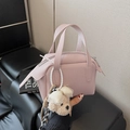 Minimalistische hellrosa Handtasche aus genarbtem Leder mit süßem Bärenanhänger - Roze mit Anhänger