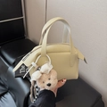 Hellgelbe Mini-Handtasche mit Litschi-Muster und süßem Teddybär-Anhänger als Detail - Gelb mit Anhänger