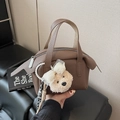Sac à main carré marron foncé en cuir grainé avec un petit pendentif ours élégant - Café avec Pendentif