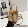 Detail der geflochtenen Beuteltasche mit braunem Lederbesatz, Nieten und Doppelreißverschluss - Khaki
