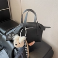 Petit sac à main noir texture litchi avec breloque d'ours en peluche beige et nœud élégant - Noir avec pendentif
