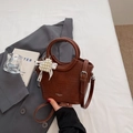 Sac seau marron à motif crocodile avec poignée ronde et pendentif noeud perle - Marron