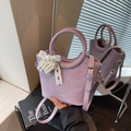 Sac seau violet à motif crocodile avec nœud en dentelle et perle décorative - Violet